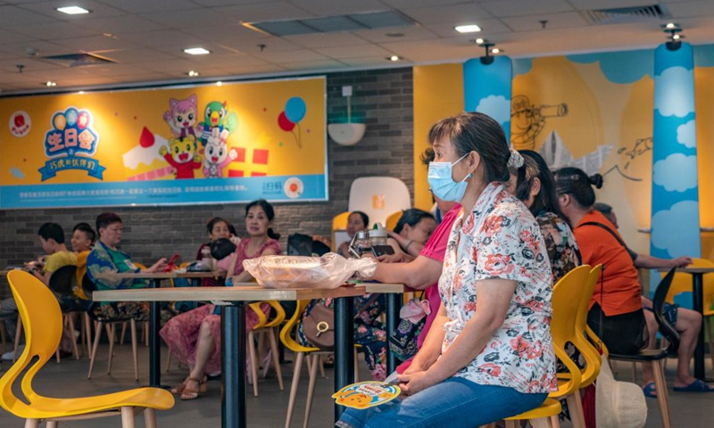 People rest in a shopping mall in Jiangbei District of southwest China's Chongqing, July 12, 2022. As Chongqing is sweltering in a heatwave, locals turn to different places to escape the scorching heat.(Photo: Xinhua)