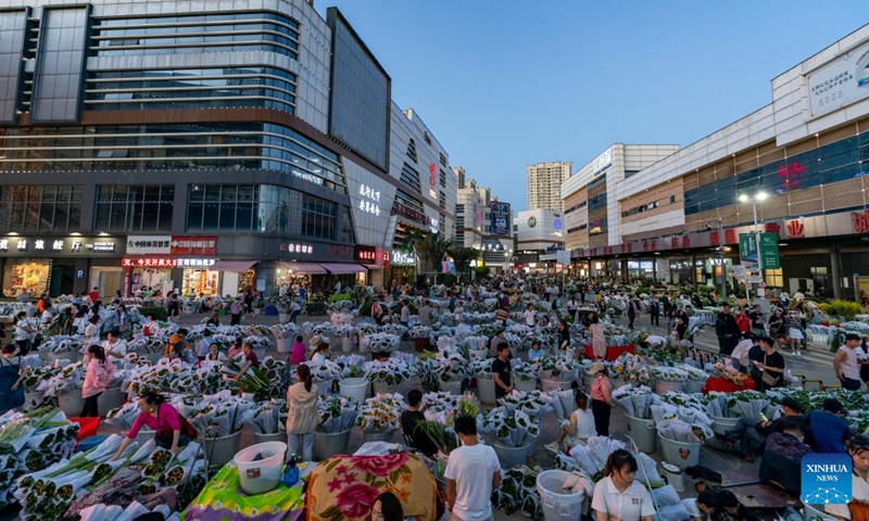 People visit the Kunming Dounan Flower Market at night in southwest China's Yunnan Province, July 12, 2022. Standing as China's largest fresh cut flower market in terms of both trade volume and export value for 23 consecutive years, Dounan has become the largest fresh cut flower trading market in Asia. In recent years, the market has vigorously developed the night economy with flower consumption, tourism and cultural experience.(Photo: Xinhua)