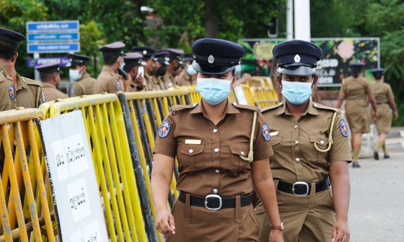 Military and police officers stand guard outside the Sri Lankan parliament in Colombo, Sri Lanka, July 20, 2022. Acting President Ranil Wickremesinghe was elected as the new president of Sri Lanka in an election held in parliament on Wednesday.(Photo: Xinhua)