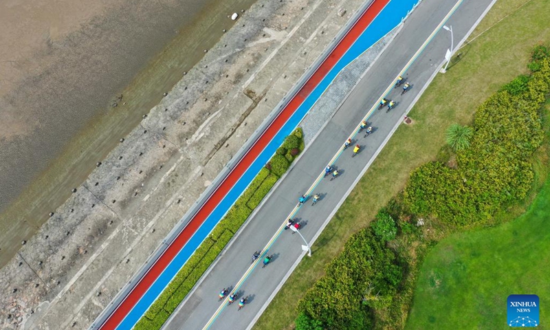 Aerial photo taken on July 17, 2022 shows tourists riding bikes in Qidong, east China's Jiangsu Province.(Photo: Xinhua)