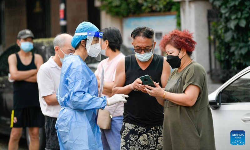 Citizens register for nucleic acid testing at Heping District in Tianjin, north China, July 24, 2022. (Xinhua/Sun Fanyue)