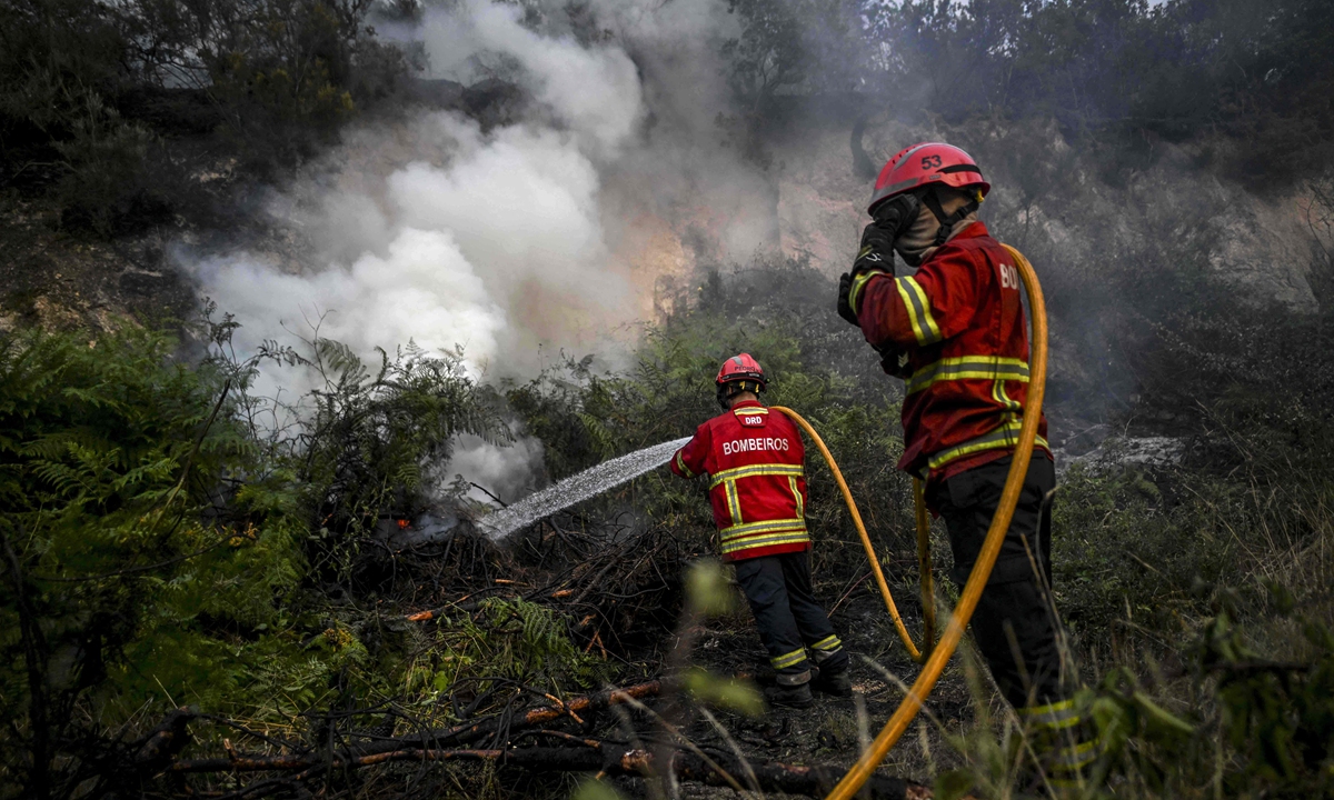 Firefighters work to extinguish a forest fire at Eiriz in Baiao, north of Portugal, on July 15, 2022.  Photo: VCG