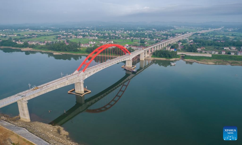 Aerial photo taken on July 18, 2022 shows the construction site of Zishui super major bridge along Changde-Yiyang-Changsha railway, in central China's Hunan Province. The 157-kilometer high-speed railway line, connecting the cities of Changde, Yiyang and Changsha in Hunan Province with a designed speed of 350 kilometers per hour, is an important part in China's high-speed railway network.(Photo: Xinhua)