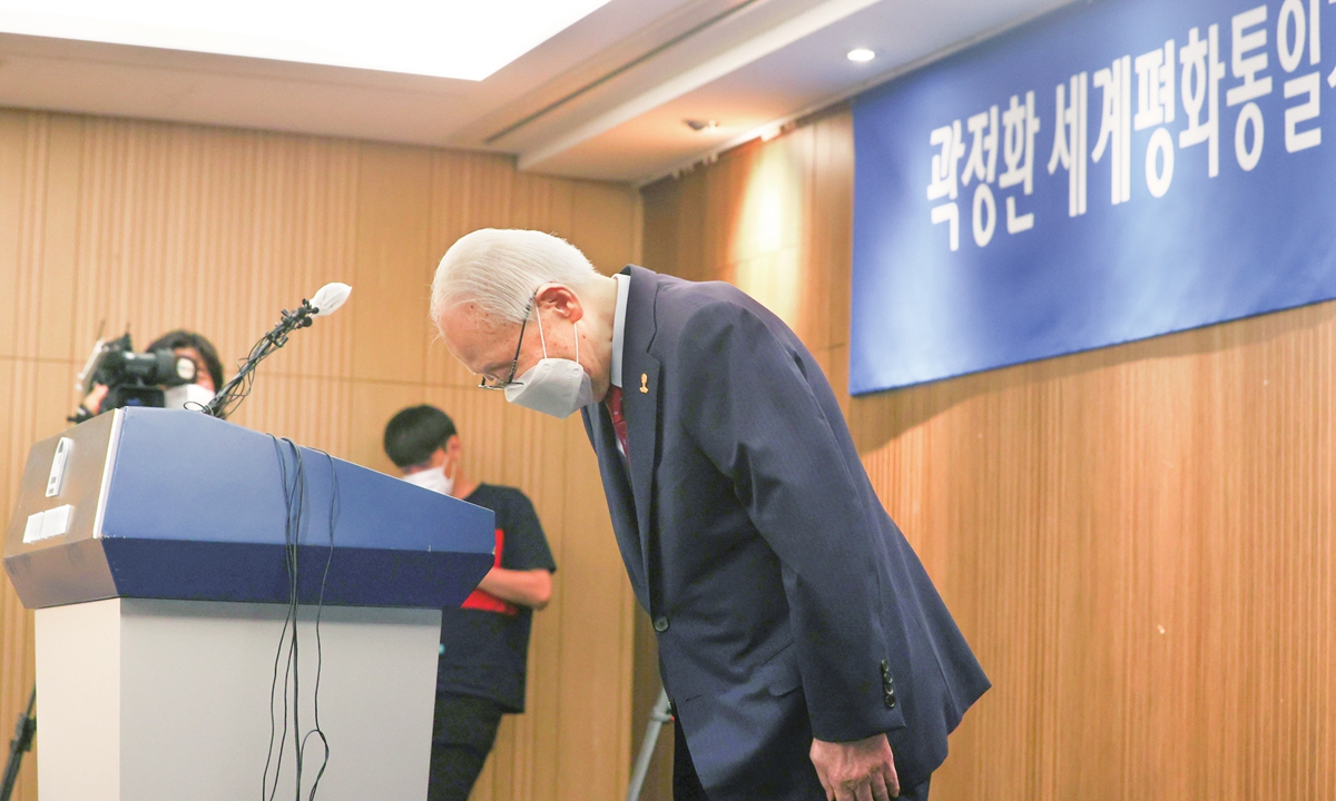 Kwak Chung Hwan, former chairman of the Unification Church, bows to apologize for the assassination of Japanese former prime minister Shinzo Abe at a press conference in Seoul, South Korea on July 19, 2022. Photo: Xinhua