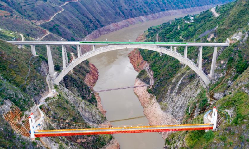 Aerial photo taken on July 22, 2022 shows the Lancang River grand bridge (middle) in the Dali-Baoshan section of the Dali-Ruili Railway, along with a China-Myanmar oil and gas pipeline (front) and the Jihong bridge (back), in southwest China's Yunnan Province. Baoshan in southwest China's Yunnan Province is no longer a city without rail links after the Dali-Baoshan section of the Dali-Ruili Railway officially went into operation on Friday. Photo: Xinhua