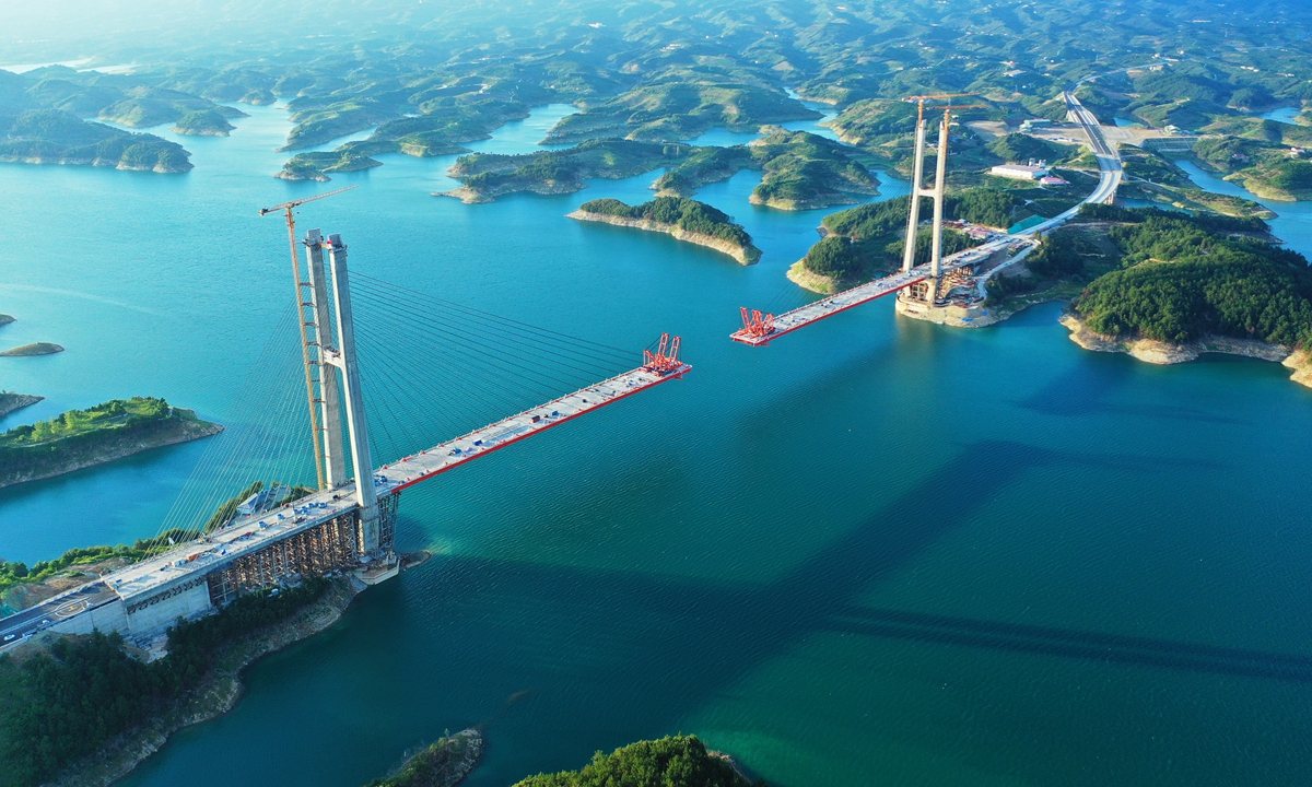 An extra large bridge is seen under construction on the Danjiangkou reservoir in Shiyan, Central China's Hubei Province on July 20, 2022. In order to protect the water source of the middle route of the South-North Water Transfer Project, the bridge directly crosses the reservoir, with a 760-meter long span and a total length of 1,076 meters. Photo: VCG