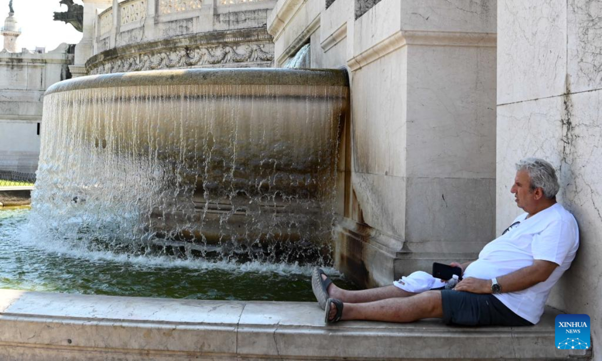 A man refreshes himself at a fountain in Rome, Italy, July 22, 2022. Photo:Xinhua