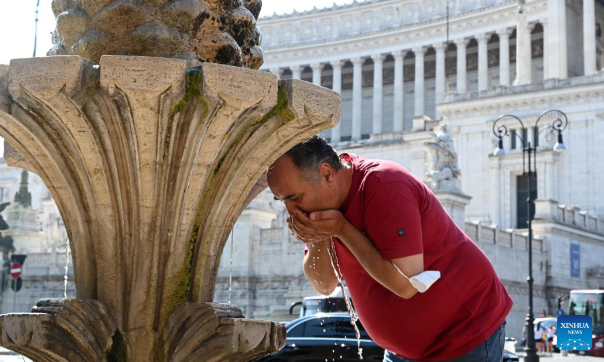 A man refreshes himself at a water fountain in Rome, Italy, July 22, 2022. Photo:Xinhua