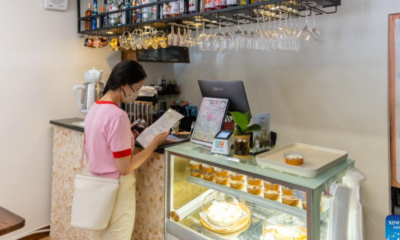 A customer orders at Tulip Turkish Cafe Bar in Kunming, southwest China's Yunnan Province, July 11, 2022. Photo: Xinhua