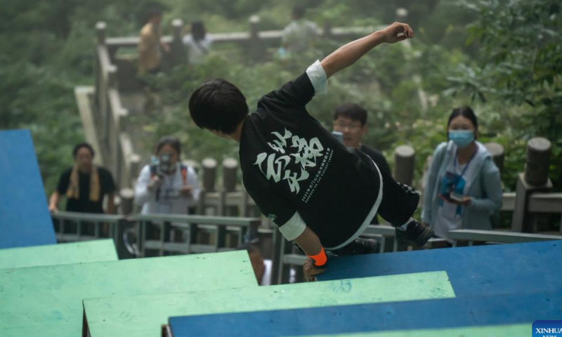 A parkour competitor leaps down the 999-step staircase in Zhangjiajie, central China's Hunan Province, July 23, 2022. Photo: Xinhua