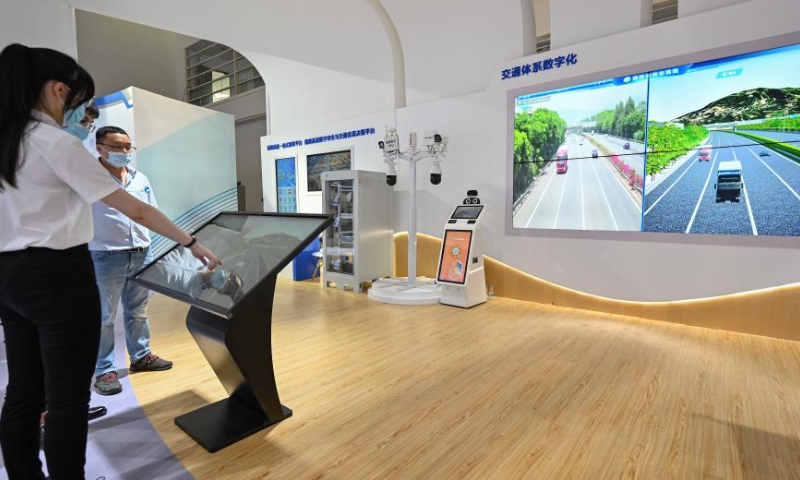 A visitor learns about a digital simulation and decision-making for highway networks at a special exhibition of the 5th Digital China Summit in Fuzhou, southeast China's Fujian Province, July 22, 2022. A special exhibition was held here on Friday as part of the 5th Digital China Summit, displaying the latest achievements in building a digital China over the last five years.  Photo: Xinhua