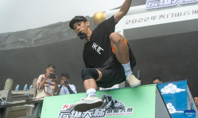 A parkour competitor leaps down the 999-step staircase in Zhangjiajie, central China's Hunan Province, July 23, 2022. Photo: Xinhua