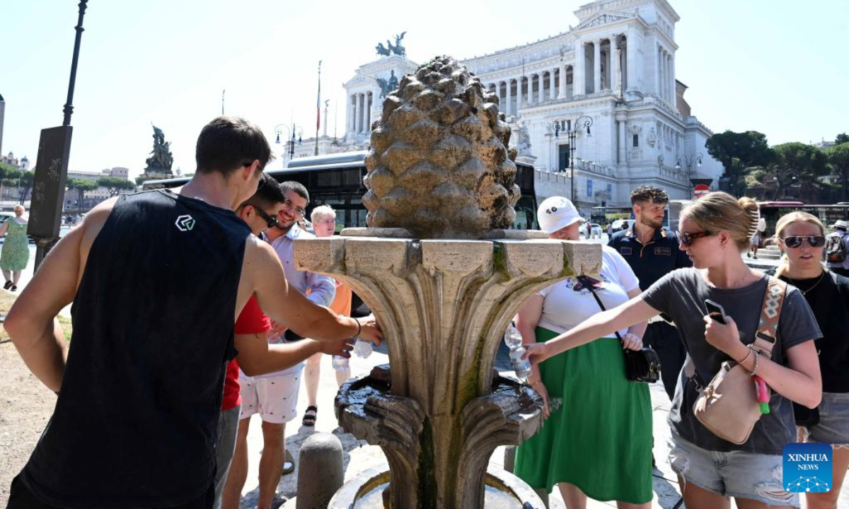 People refresh themselves at a water fountain in Rome, Italy, July 22, 2022. Photo:Xinhua