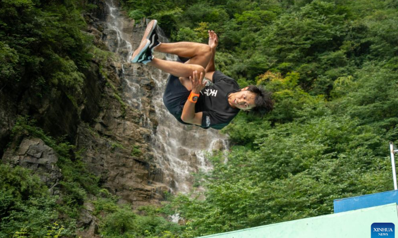 A parkour competitor leaps down the 999-step staircase in Zhangjiajie, central China's Hunan Province, July 23, 2022. Photo: Xinhua