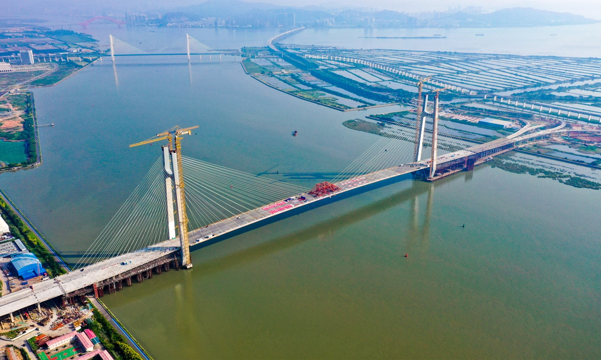 Two sections of the Guangzhou Nansha Honglian Bridge are joined in Guangzhou,<strong></strong> South China's Guangdong Province, on July 25, 2022. The 1,782-meter bridge is located in the Nansha area of the China (Guangdong) Pilot Free Trade Zone. It will be an important passage for the logistics and distribution networks of the Guangdong-Hong Kong-Macao Greater Bay Area. Photo: VCG
