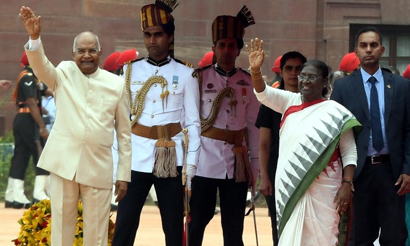 Newly elected Indian President Droupadi Murmu (2nd R) and outgoing President Ram Nath Kovind wave to people at the Indian Presidential Palace in New Delhi, India on July 25, 2022. Droupadi Murmu was sworn in as the 15th president of India on Monday. Murmu has thus become the first tribal woman to be elected to the country's top constitutional post.(Photo: Xinhua)