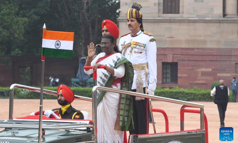 Newly elected Indian President Droupadi Murmu (front) waves to people at the Indian Presidential Palace in New Delhi, India on July 25, 2022. Droupadi Murmu was sworn in as the 15th president of India on Monday. Murmu has thus become the first tribal woman to be elected to the country's top constitutional post.(Photo: Xinhua)