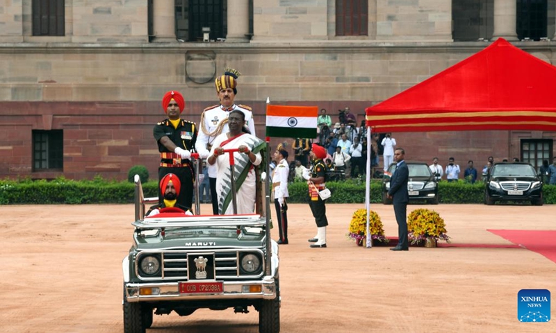 Droupadi Murmu (R front) inspects a guard of honour in New Delhi, India, on July 25, 2022. Droupadi Murmu was sworn in as the 15th president of India on Monday.(Photo: Xinhua)