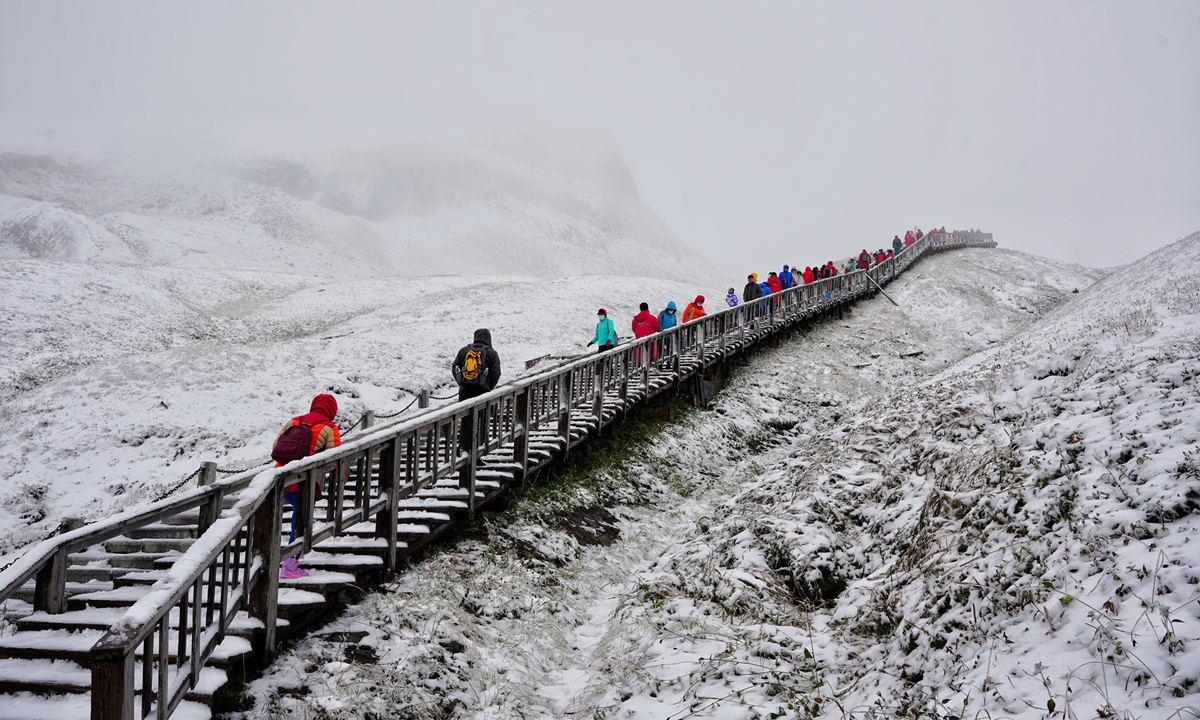 
First snowfall of autumn 2022 covers the peaks and gullies of the Changbai Mountains in Northeast China's Jilin Province. Photo: CFP