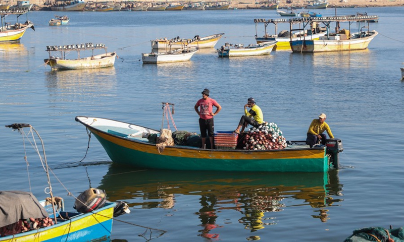 Palestinian fishermen go fishing to keep afloat - Global Times