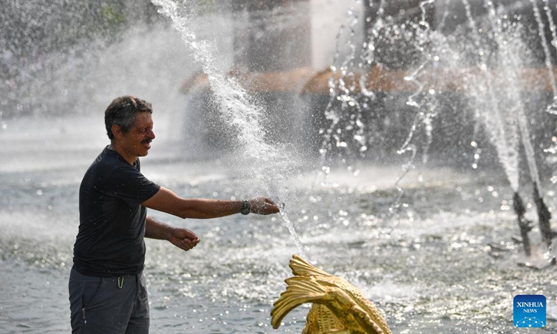 A man cools off at a fountain in Moscow, Russia, on July 27, 2022.(Photo: Xinhua)