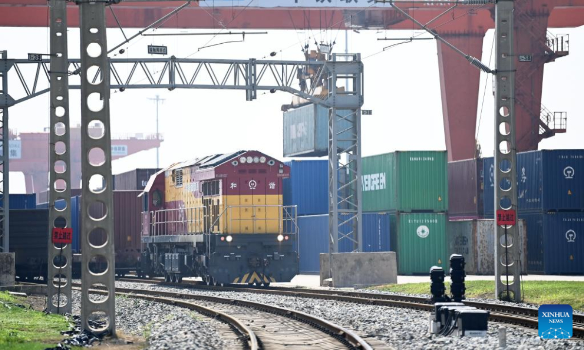 Train No. X9015, a China-Europe freight train, gets ready to leave for Kazakhstan from Xi'an International Port in Xi'an, northwest China's Shaanxi Province, July 29, 2022. At present, Xi'an has 16 main freight train routes to Europe, passing through 45 countries and regions along the Belt and Road. Photo:Xinhua