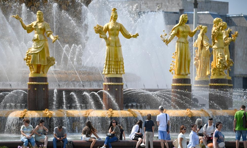 People spend time by a fountain in Moscow, Russia, on July 27, 2022.(Photo: Xinhua)