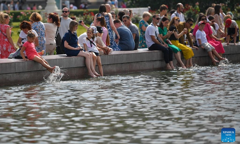 People sit by a fountain in Moscow, Russia, on July 27, 2022.(Photo: Xinhua)