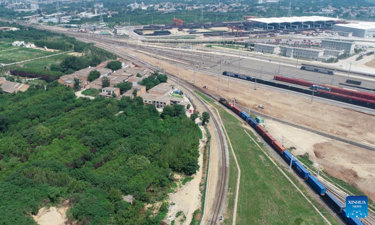 Aerial photo taken on July 29, 2022 shows Train No. X9015, a China-Europe freight train, leaving for Kazakhstan from Xi'an International Port in Xi'an, northwest China's Shaanxi Province. At present, Xi'an has 16 main freight train routes to Europe, passing through 45 countries and regions along the Belt and Road. Photo:Xinhua