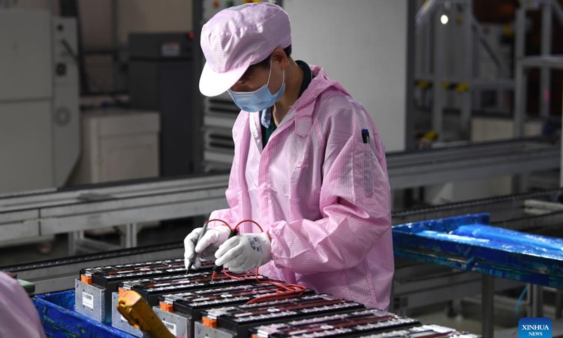 A worker works on a power battery production line at a workshop of a battery production company in Hefei Economic and Technological Development Area in Hefei, east China's Anhui Province, July 29, 2022. Photo: Xinhua 