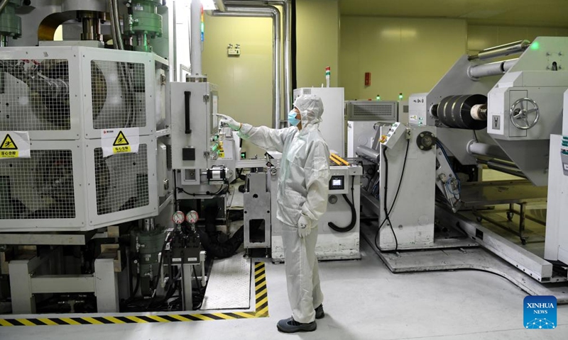 A worker works on a power battery production line at a workshop of a battery production company in Hefei Economic and Technological Development Area in Hefei, east China's Anhui Province, July 29, 2022. Photo: Xinhua 