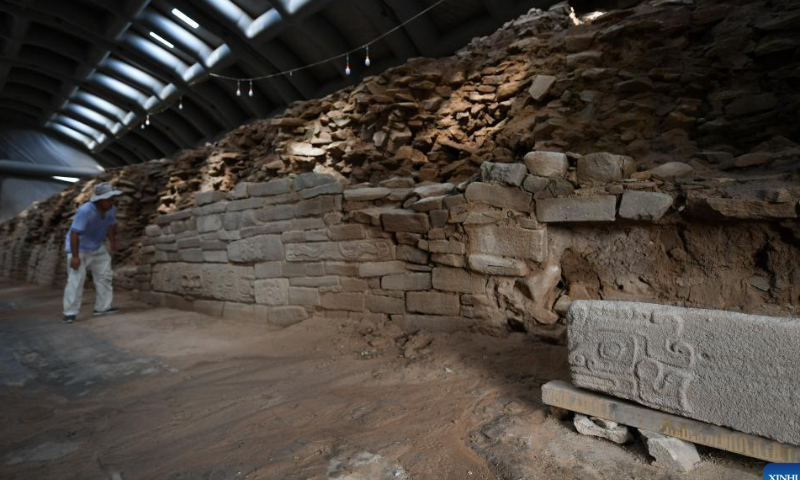 An archeologist works at the Shimao ruins, an important prehistoric site in Shenmu City, northwest China's Shaanxi Province, Aug. 6, 2022. Photo: Xinhua