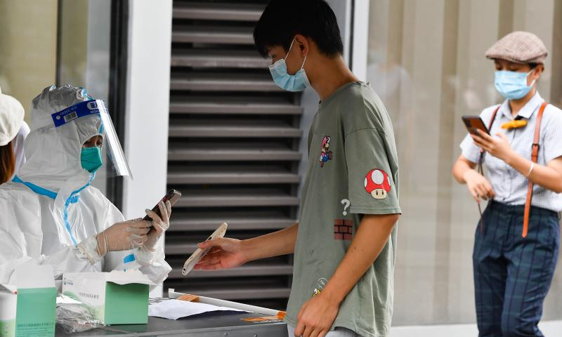 A resident registers for a nucleic acid test at a testing site in Longhua District of Haikou, south China's Hainan Province, Aug. 7, 2022. The Chinese mainland Saturday reported 337 locally-transmitted confirmed COVID-19 cases, of which 297 were in Hainan, the National Health Commission said Sunday.  Photo: Xinhua