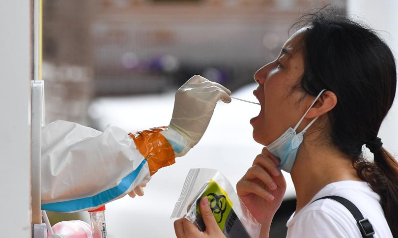 A resident receives a nucleic acid test at a testing site in Longhua District of Haikou, south China's Hainan Province, Aug. 7, 2022. The Chinese mainland Saturday reported 337 locally-transmitted confirmed COVID-19 cases, of which 297 were in Hainan, the National Health Commission said Sunday. Photo: Xinhua