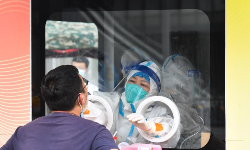 A resident receives a nucleic acid test at a testing site in Longhua District of Haikou, south China's Hainan Province, Aug. 7, 2022. The Chinese mainland Saturday reported 337 locally-transmitted confirmed COVID-19 cases, of which 297 were in Hainan, the National Health Commission said Sunday. Photo: Xinhua