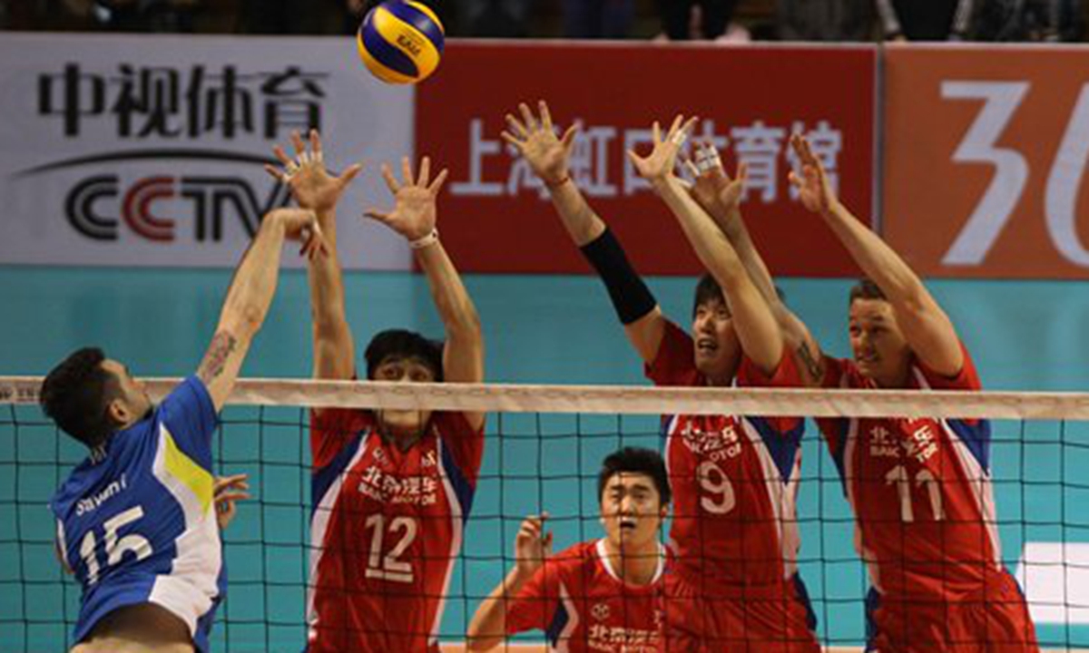 Cristian Savani (No.15) of Shanghai spikes the ball against Beijing during the third match of their final series of the Chinese Volleyball Association competition in Shanghai on Tuesday. Beijing won the title after a 25-22, 28-26, 20-25, 25-23 victory. Photo: CFP