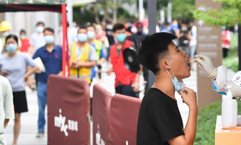 A resident receives a nucleic acid test at a testing site in Longhua District of Haikou, south China's Hainan Province, Aug. 7, 2022. The Chinese mainland Saturday reported 337 locally-transmitted confirmed COVID-19 cases, of which 297 were in Hainan, the National Health Commission said Sunday. Photo: Xinhua