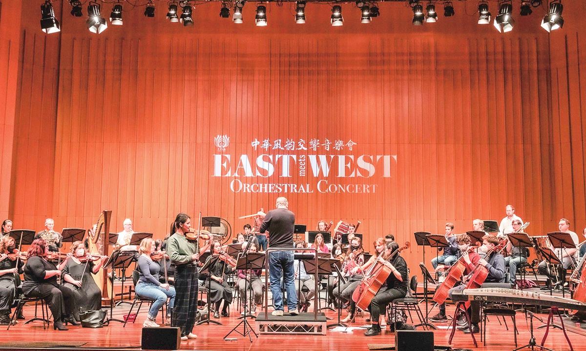 Australian conductor Guy Noble leads the opening performance of Jasmine Flower at the East Meets West orchestral concert in Llewellyn Hall at the Australian National University in Canberra, Australia, on July 30, 2022. Photos: Xinhua  Chinese singer Ya Fen (right) and Australian mezzo soprano Victoria Lambourn perform at the East Meets West concert. 