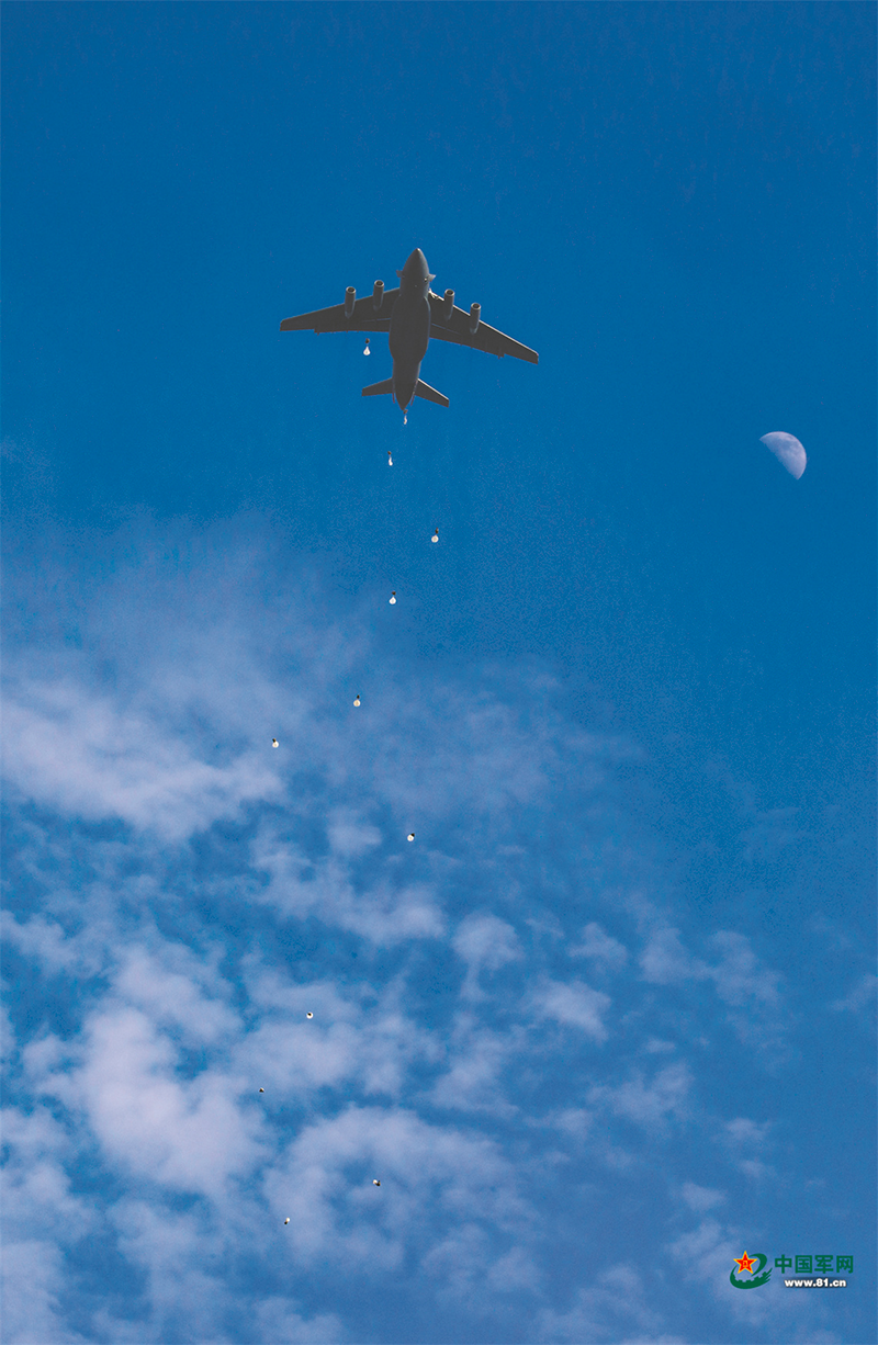 Special operations soldiers assigned to the Thunder Commando of the PLA Air Force airborne troops descend to the drop zone after bailing out of the aircraft during a parachuting training exercise in mid-summer, 2022. The exercise, lasting for several days, aims to hone the troops' combat capabilities lasting for several days, aims to hone the troops' combat capabilities in parachuting, long-range penetration and precision strike operations in the complex environment. (eng.chinamil.com.cn/Photo by Gu Xixi, Xu Jiawang and Guo Shuai)