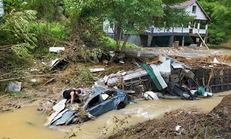 Photo taken on July 30, 2022 shows a house and vehicles destroyed by heavy rain-caused flooding in Central Appalachia in Kentucky, the United States.(Photo: Xinhua)