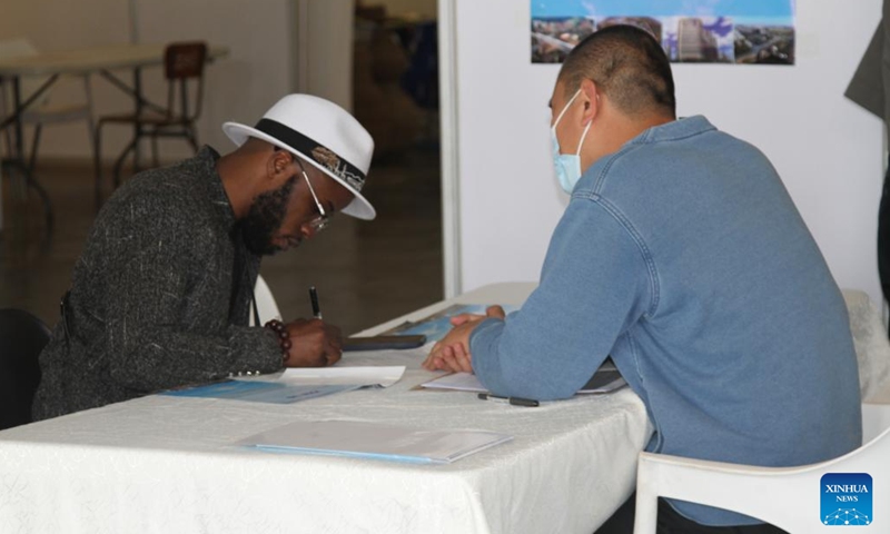 A job seeker interacts with a potential employer at a job fair in Harare, Zimbabwe, on Aug. 2, 2022. The two-day Zimbabwe Job Fair opened Tuesday. Hosted by the China Africa Economic and Culture Exchange Research Center and Victory Milestone Recruitment, the event lived up to its billing as scores of job seekers exchanged notes with potential employers and left the curriculum vitae (CV) for possible placements.(Photo: Xinhua)