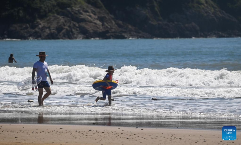 Tourists enjoy seaside time in Zhujiajian scenic spot in Zhoushan, east China's Zhejiang Province, Aug. 3, 2022. Zhujiajian scenic spot has provided various seaside entertainments for tourists to boost tourism during the summer vacation.(Photo: Xinhua)