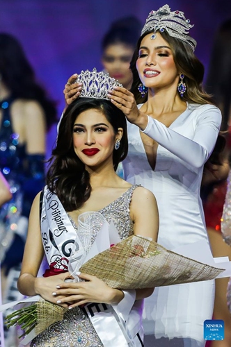 Newly-crowned Binibining Pilipinas (Miss Philippines) Intercontinental Gabrielle Camille Basiano (L) of the Binibining Pilipinas 2022 is seen on stage during the grand coronation night in Quezon City, the Philippines, July 31, 2022. A total of 40 contestants vied for the Binibining Pilipinas 2022 beauty pageant this year.(Photo: Xinhua)