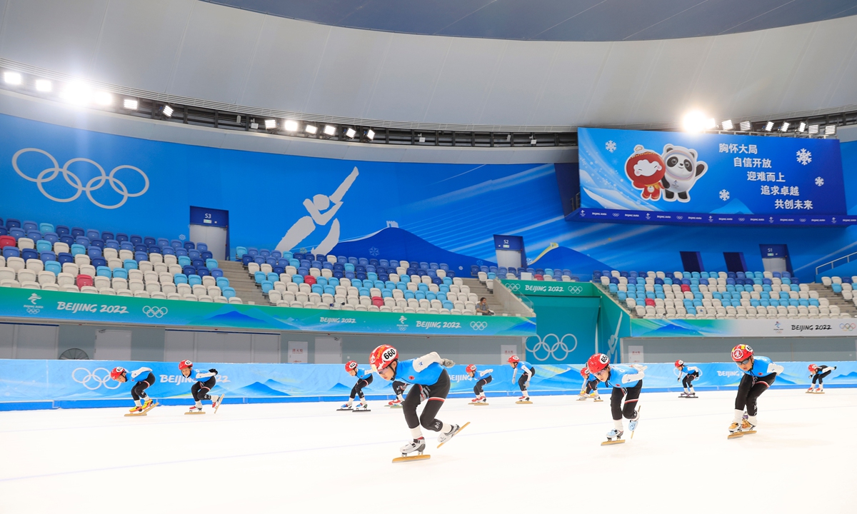 Teenage skaters train at the National Speed Skating Oval in Beijing on August 8, 2022, China's National Fitness Day. More than 100 teenagers participated in the theme activities, aiming to encourage people to participate in sports and enjoy the fun of skating.Photo:IC