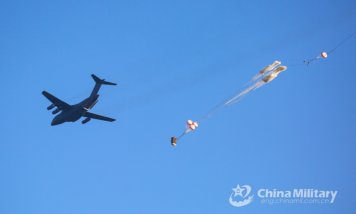 An airborne unit of the PLA Air Force conducts heavy equipment airdrop training on July 21, 2022. (eng.chinamil.com.cn/Photo by Yang Jielin)