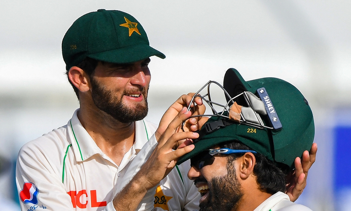 Pakistan's Shaheen Shah Afridi (left) and Mohammad Rizwan walk back to the pavilion in Galle, Sri Lanka on July 16, 2022. Photo: AFP