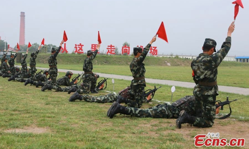 Armed police officers attend a shooting competition in northwest China's Qinghai Province. More than 100 armed police officers from 10 teams took part in the military games held at the Gold and Silver Beach, 3,000 meters above sea level, in Qinghai Province. (Photo: China News Service/Yu Jinjian)

