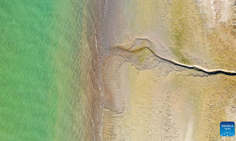 Aerial photo taken on Aug. 22, 2022 shows the tidal-flat area in Yangzhou section of Yangtze River, east China's Jiangsu Province. Yangzhou section of Yangtze River saw the decrease of water level in recent days due to less rainfall and continuous high temperature.(Photo: Xinhua)