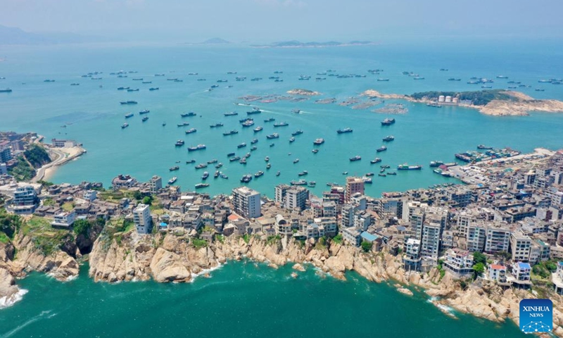 Aerial photo taken on Aug. 16, 2022 shows fishing boats sailing from the Huangqi fishing port in Lianjiang County of Fuzhou, southeast China's Fujian Province. Local fishermen began their fishing work as a three-and-a-half-month seasonal fishing ban was lifted at some sea areas in Fujian on Tuesday.(Photo: Xinhua)