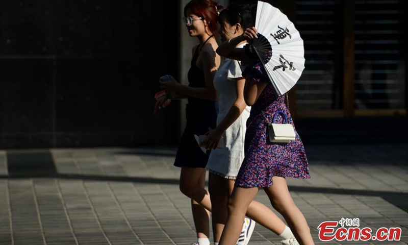 A woman uses a fan to keep cool in Chongqing, Aug. 17, 2022. (Photo: China News Service/He Penglei)